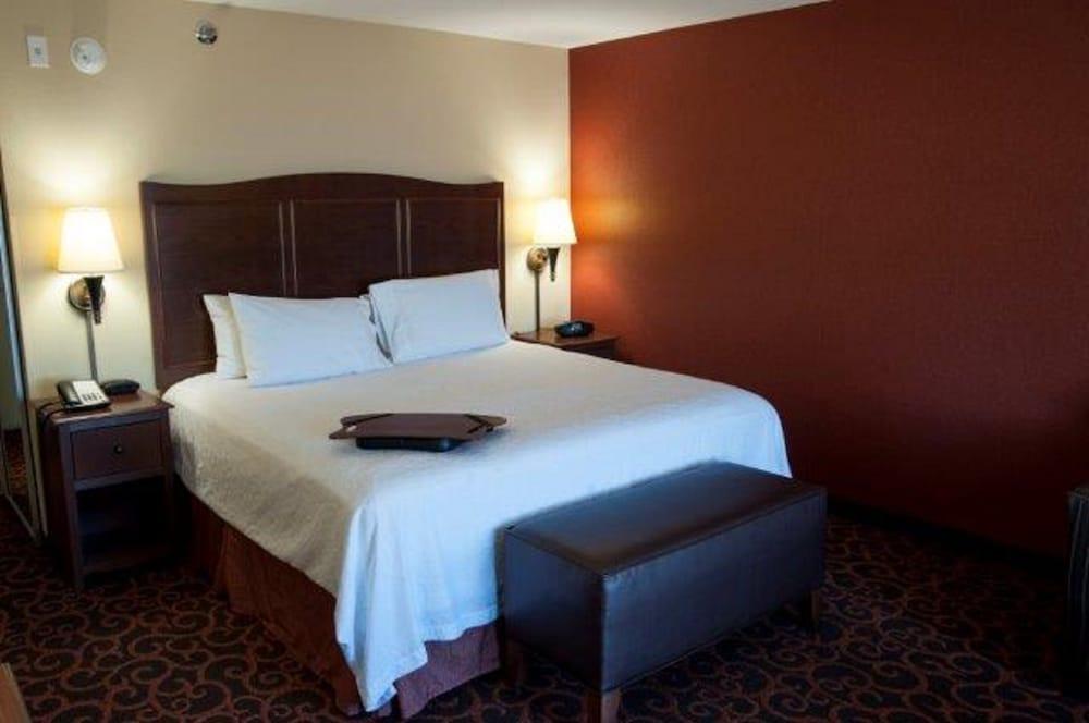 Hampton Inn & Suites Watertown Exterior photo
