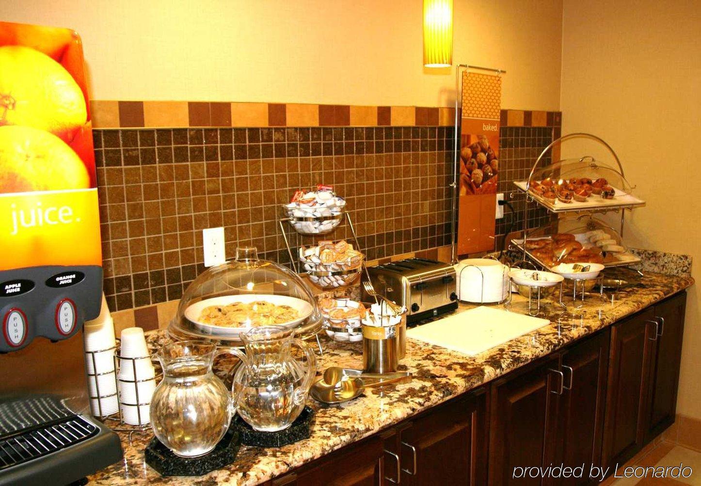 Hampton Inn & Suites Watertown Restaurant photo